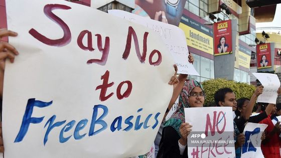 Des manifestants Indiens lors d'une manifestation contre Free Basics, le 2 janvier 2016 à Bangalore ©AFP - MANJUNATH KIRAN