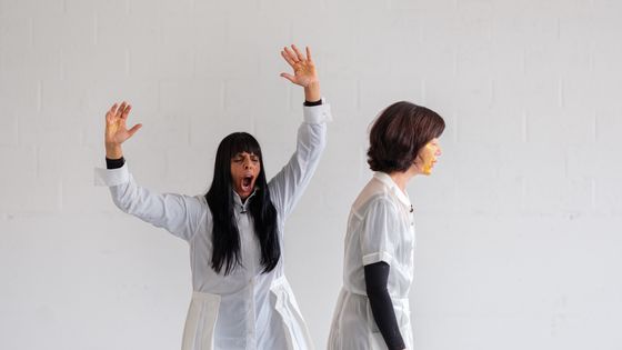 Latifa Lâabissi et Manon de Boer (extrait de la vidéo "Ghost Party (2)" - ©Rembert De Prez