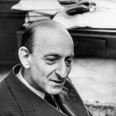 Portrait du philosophe français Raymond Aron.
