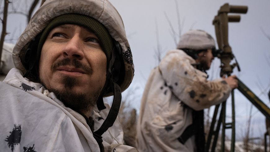 Militaire ukrainien en position dans le Donbass en Ukraine face au front pro-russe