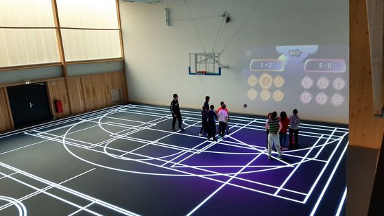 Le gymnase de l'Institut Médico Educatif pour enfants handicapés de Châlons-en-Champagne, toutes lignes allumées ©Radio France - Lionel Thompson