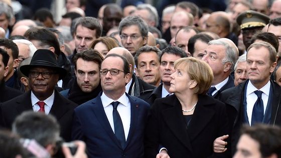 François Hollande, entouré de chefs d'Etats du monde entier, lors de la "marche républicaine", du 11 janvier 2015 à Paris ©AFP - Eric Feferberg / AFP