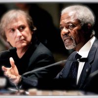 Plantu et Kofi Annan au colloque 'Désapprendre l’intolérance', le 16 octobre 2006 à New York