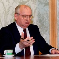 Mikhail Gorbatchev président soviétique lisant sa lettre de démission le 25 décembre 1991