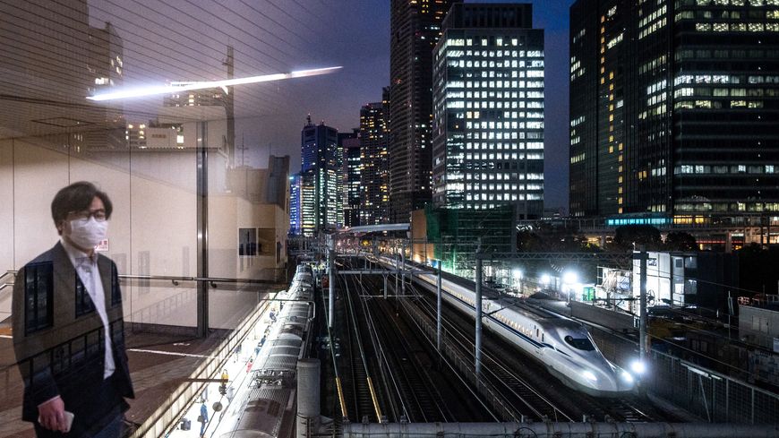 Un Shinkansen N700S passant par la station Hamamatsucho à Tokyo le 30 novembre 2021.