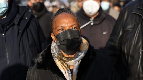 Christiane Taubira, le 13 janvier 2022, lors d'une manifestation des enseignants. Elle prendra la parole aujourd'hui sur sa candidature à la présidentielle. ©Maxppp - PHOTOPQR/LE PARISIEN/MAXPPP