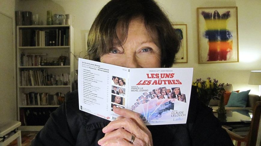 Macha Méril avec l'album-anniversaire des "Uns et les autres".