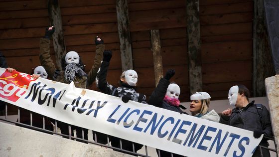Des salariés de Lejaby, dont le visage était recouvert de masques blancs, expriment leur colère, le 17 janvier 2012 à Lyon. ©AFP - Jean-Philippe Ksiazek