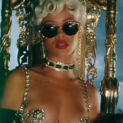 Rihanna : capture écran du clip "Pour It Up"