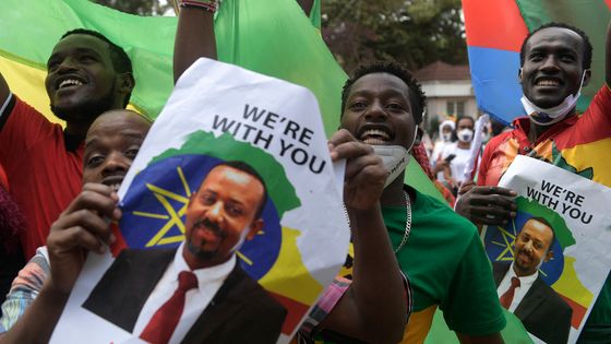 Des soutiens d'Abiy Ahmed devant l'ambasse éthiopienne au Kénya le 19 décembre dernier. ©AFP - Simon MAINA