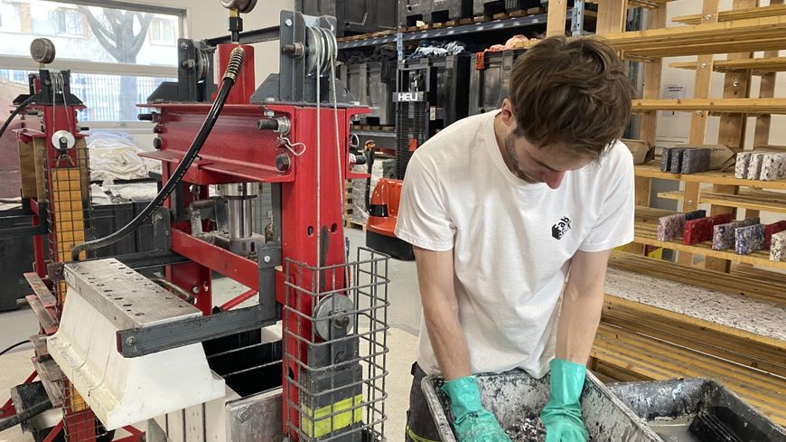 Pressées de manière artisanale, les briques doivent ensuite sécher une semaine. Un procédé qui devrait être automatisé au printemps prochain