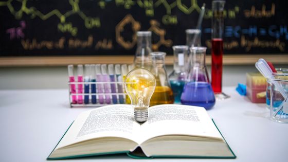Qu'enseigne-t-on aujourd'hui, quand on enseigne la science ? ©Getty - Nitat Termmee