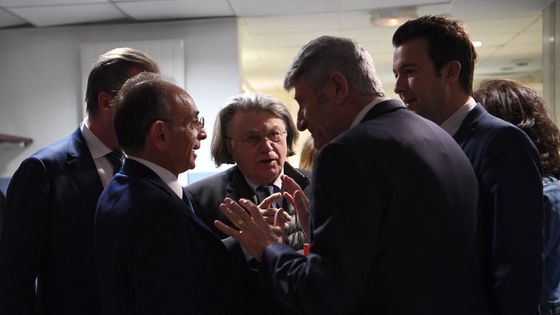 Eric Zemmour entouré, le 22 janvier à Cannes, des personnalités ralliées à sa cause : Jérôme Rivière, Gilbert Collard, Philippe de Villiers, Guillaume Peltier. ©AFP - Bertrand Guay