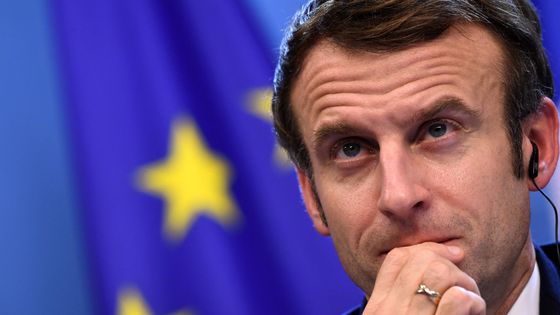 "Un irresponsable n'est plus un citoyen". En s'en prenant aux non-vaccinés, Emmanuel Macron fait le pari d'une bascule de l'opinion. ©AFP - John Thys