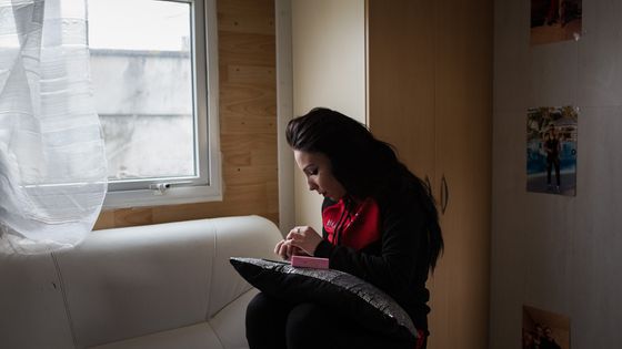 Dans la caravane d’un couple qui aimerait quitter la Cité à condition d’être relogés avec leurs parents (2018) - © Mahka Eslami, série «Il était une fois un maire gitan»