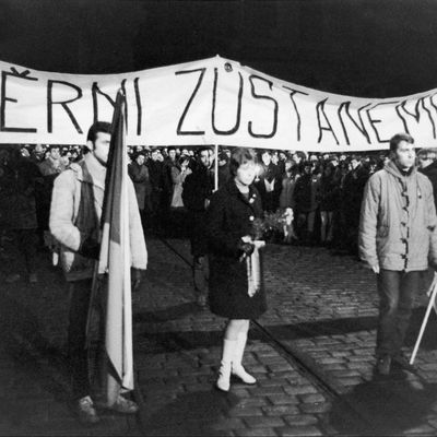 Défilé des étudiants de l'université de Prague lors des obsèques de Jan Palach le 27 janvier 1969.
