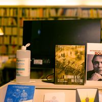 Le 'Dictionnaire international Bourdieu' en vitrine d'une librairie à Paris, en novembre 2020.