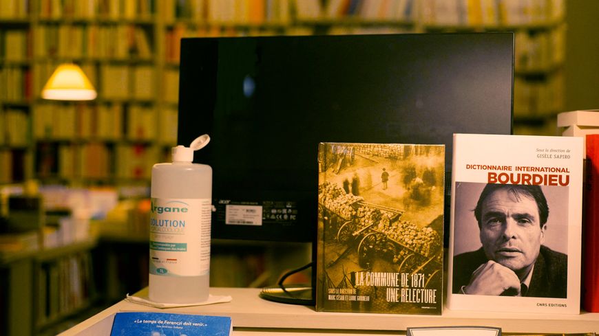 Le 'Dictionnaire international Bourdieu' en vitrine d'une librairie à Paris, en novembre 2020.
