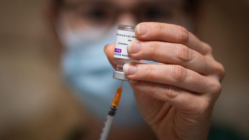 Un pharmacien prépare une dose d'AstraZeneca, à Savenay, le 2 avril 2021.