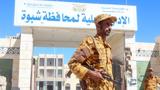 Forces yéménites progouvernement à Ataq, Yémen le 18 janvier 2022, un jour après l’attaque de drones ©AFP - Saleh Al-OBEIDI