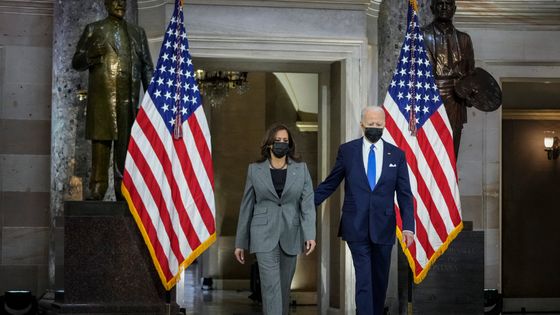 Le président américain Joe Biden et la vice-présidente Kamala Harris arrivent dans le Statuary Hall du Capitole américain à Washington, DC, le 6 janvier 2022. ©AFP - Drew Angerer