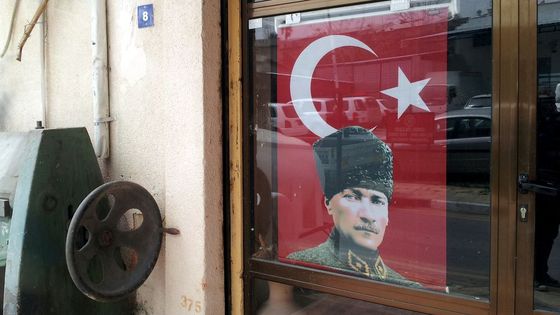 Portrait d'Atatürk à Girne, ville portuaire située dans le nord de Chypre Portrait d'Atatürk à Girne ©Radio France - Yann Gallic