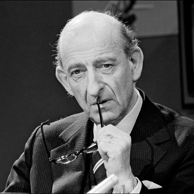 Raymond Aron lors d'un passage sur Antenne 2, le 9 février 1977.