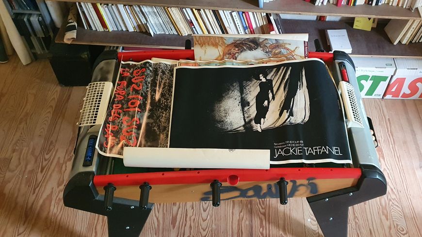 Le babyfoot-bibliothèque, dans l'entresol
