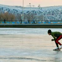 6 janvier 2022 à Pékin, Chine : patineur devant le stade national de Pékin, appelé "nid d'oiseau"