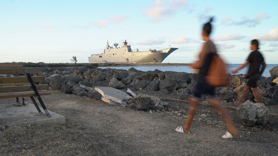 Le navire australien Adelaide au mouillage aux îles Tonga, le 26/01/22 ©AFP - Mary Lyn Fonua / Matangi Tonga