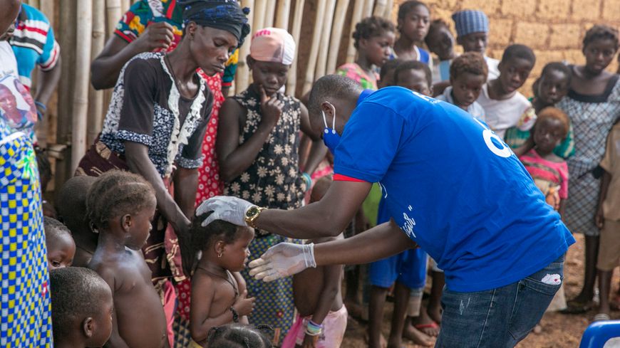 Le docteur Johnson examine un enfant au centre de dépistage. Décembre 2021.