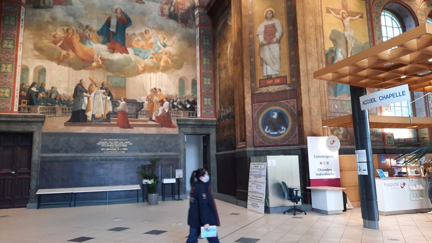 L'intérieur de la chapelle du CHU, aujourd'hui dvenue un hall d'accueil de l'hôpital