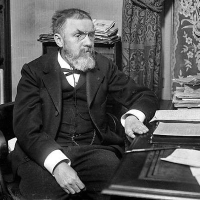 Henri Poincaré, mathématicien, physicien théoricien et philosophe des sciences, est le fondateur de la topologie algébrique.