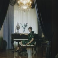 Renata Tebaldi assise au piano / Milan, Italie (1960)