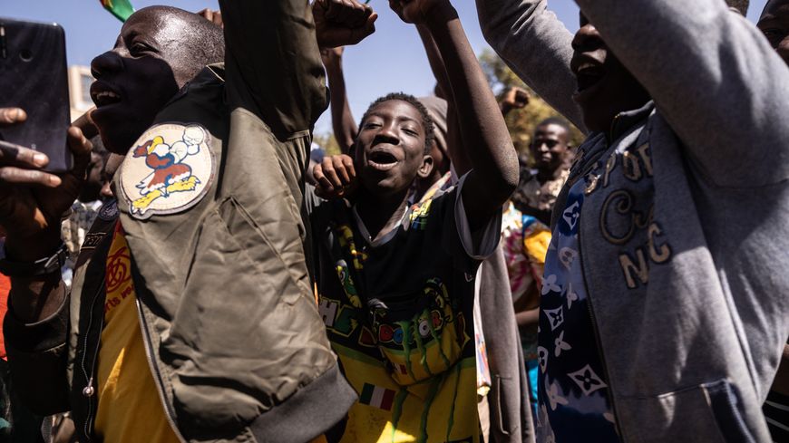 Quelques minutes avant l'annonce de la prise du pouvoir par une junte militaire au Burkina Faso, des manifestants crient leur soutien aux mutins.
