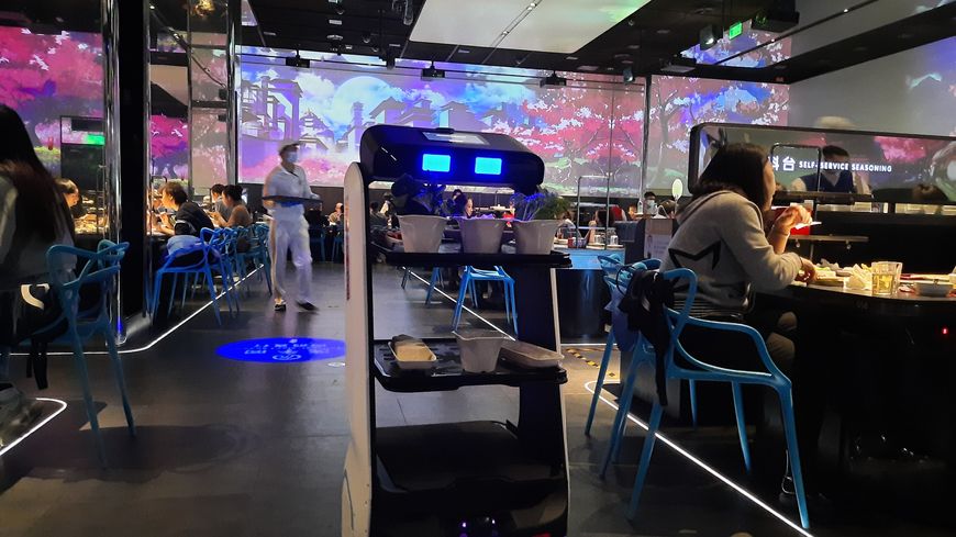Dans ce restaurant de fondue chinoise de Pékin, les repas, préparés par des robots, sont ensuite livrés à table par d'autres robots