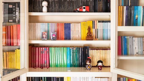 Bibliothèque au classement esthétique par collection et couleur (Massa, Italie) ©Getty - Eleonora Galli