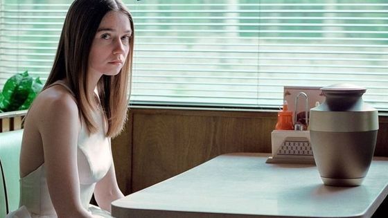 Alyssa avec l'urne du père de James dans la série The End of the F***ing world - Clerkenwell Films - Dominic Buchanan Productions - Netflix