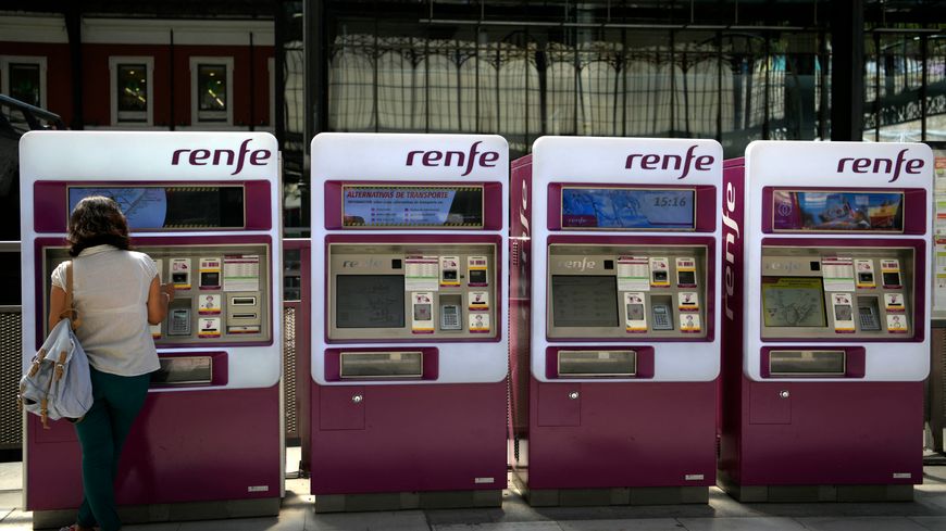 Une femme achetant un billet de train dans une borne RENFE à Madrid, le 5 septembre 2019.