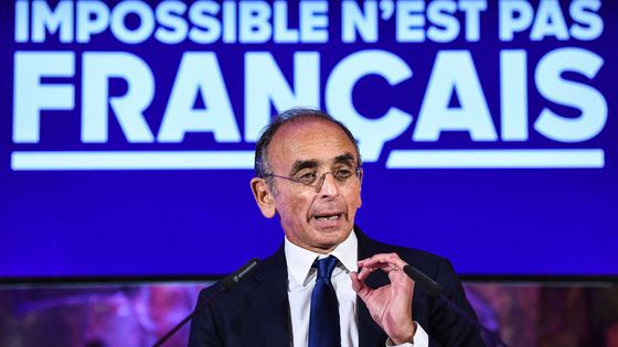 Le candidat à la présidentielle Eric Zemmour prononce un discours lors d'une réunion publique à Saint-Quentin, dans le nord de la France, le 14 janvier 2022. ©AFP - Bertrand GUAY