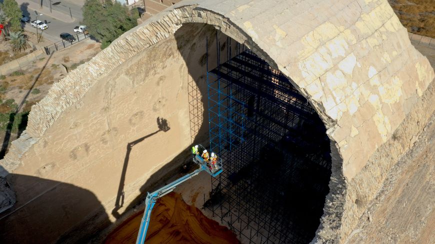 L’arche de Ctésiphon à 40 km au sud de Bagdad sauvée d’un possible effondrement, grâce à des échafaudages montée en urgence, avec le soutien de la fondation ALIPH. Photo prise en décembre 2021.