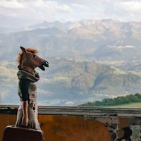 Une femme avec un masque de cheval sur la tête part en voyage