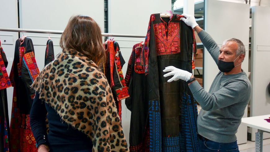 Un des nouveaux projets adopté par la fondation ALIPH va permettre la conservation d'une centaine de thobes, robes traditionnelles palestiniennes, au musée de Bir Zeit en Cisjordanie.
