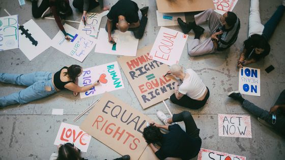 Activistes concentrés sur les titres de leurs affiches en vue d'un mouvement social ©Getty - Maskot