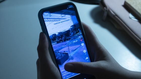 Tiktok d'un habitant en Russie filmant un convoi d'équipement russe. - Pieter De Smet