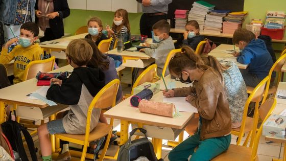 Des élèves de l'école élémentaire de LIgné (Loire-Atlantique), le 2 septembre 2021 ©AFP - Estelle Ruiz / Hans Lucas / Hans Lucas via AFP