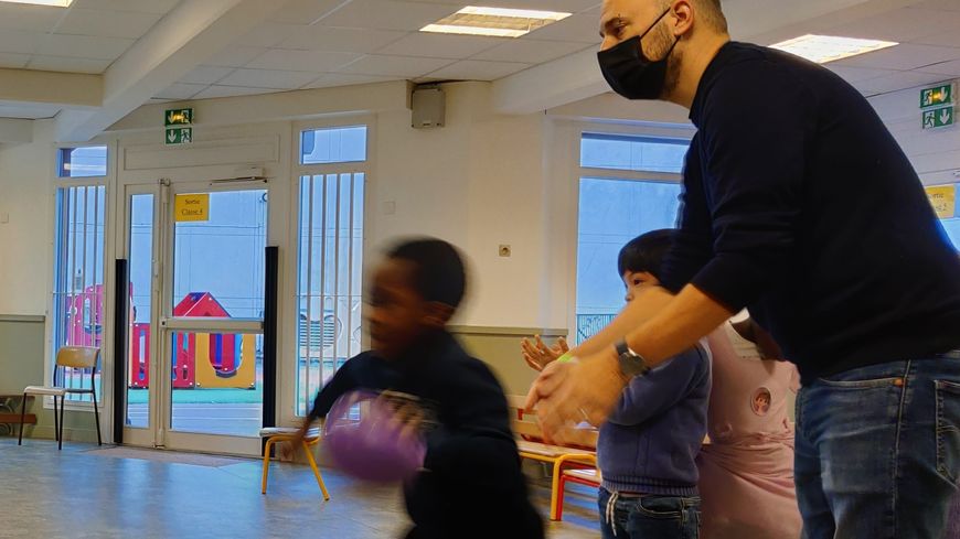 Adrien Vajou encadrant sa classe de Grande Section pour le jeu de "l'horloge"