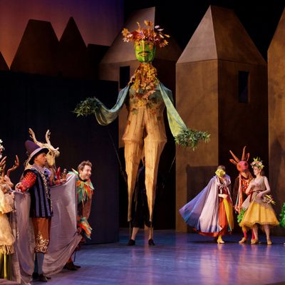Une marionnette géante de Louis XIV, glorifié par ses sujets
