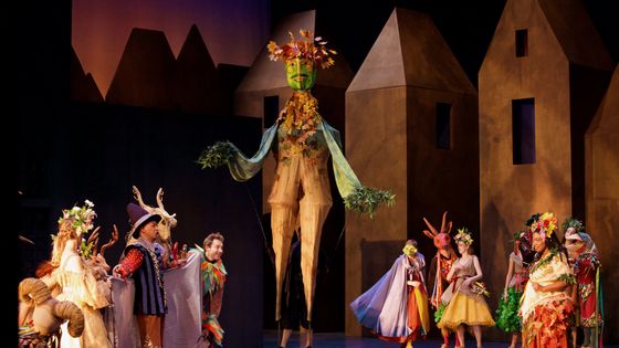 Une marionnette géante de Louis XIV, glorifié par ses sujets - Hélène Aubert