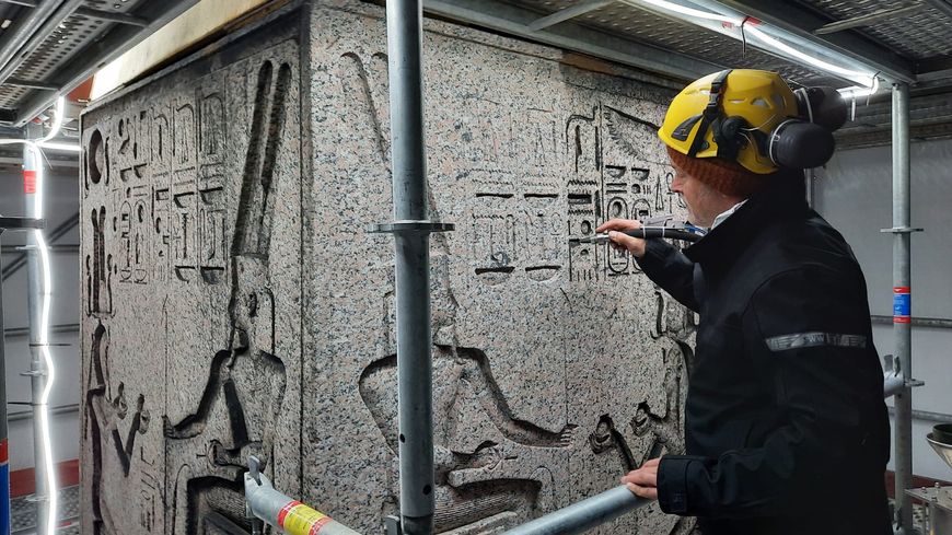 Au quatorzième étage de l’échafaudage, un test de nettoyage de l’obélisque, réalisé par le restaurateur de sculptures Bruno Szkotnicki, montre à quel point la pollution s’est incrustée au fil des décennies dans les creux des hiéroglyphes.